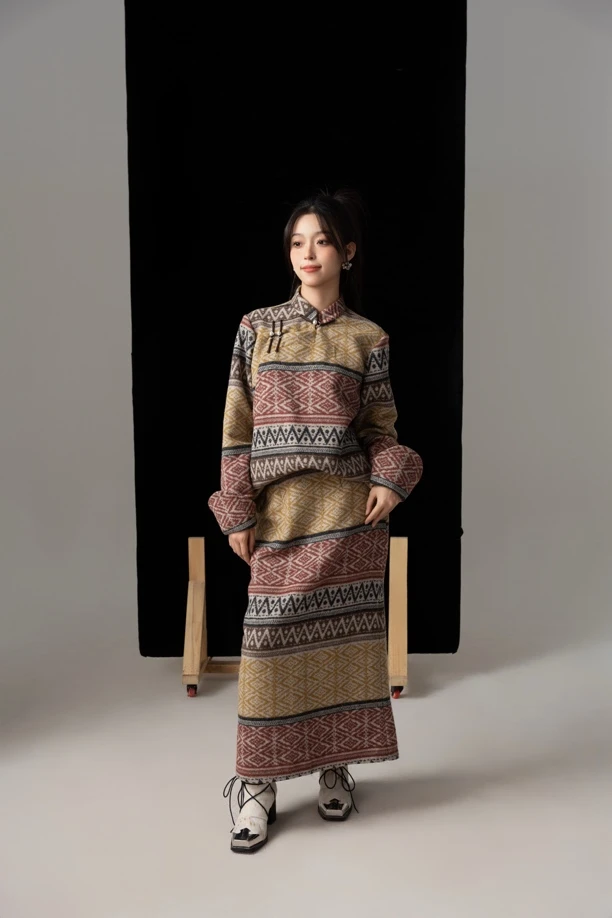 T y a n Y u a n 蒙古族 民族风印花 复古 气质长袖宽松设计