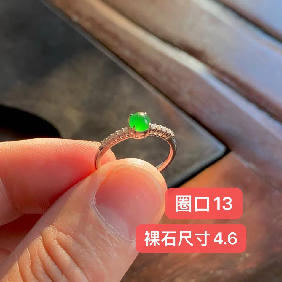 天然翡翠A货，满绿蛋面戒指，色泽浓郁均匀爆满，18k金镶嵌翡翠耳钉