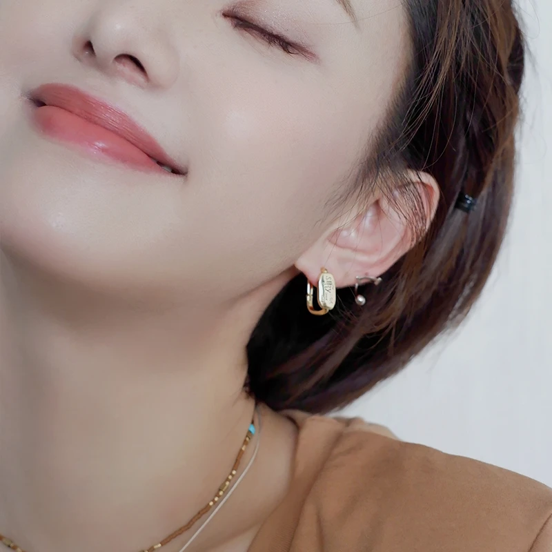 STUNNING MOMO 铜合金耳饰 金色方耳扣黑字母欧美风气质简约百搭