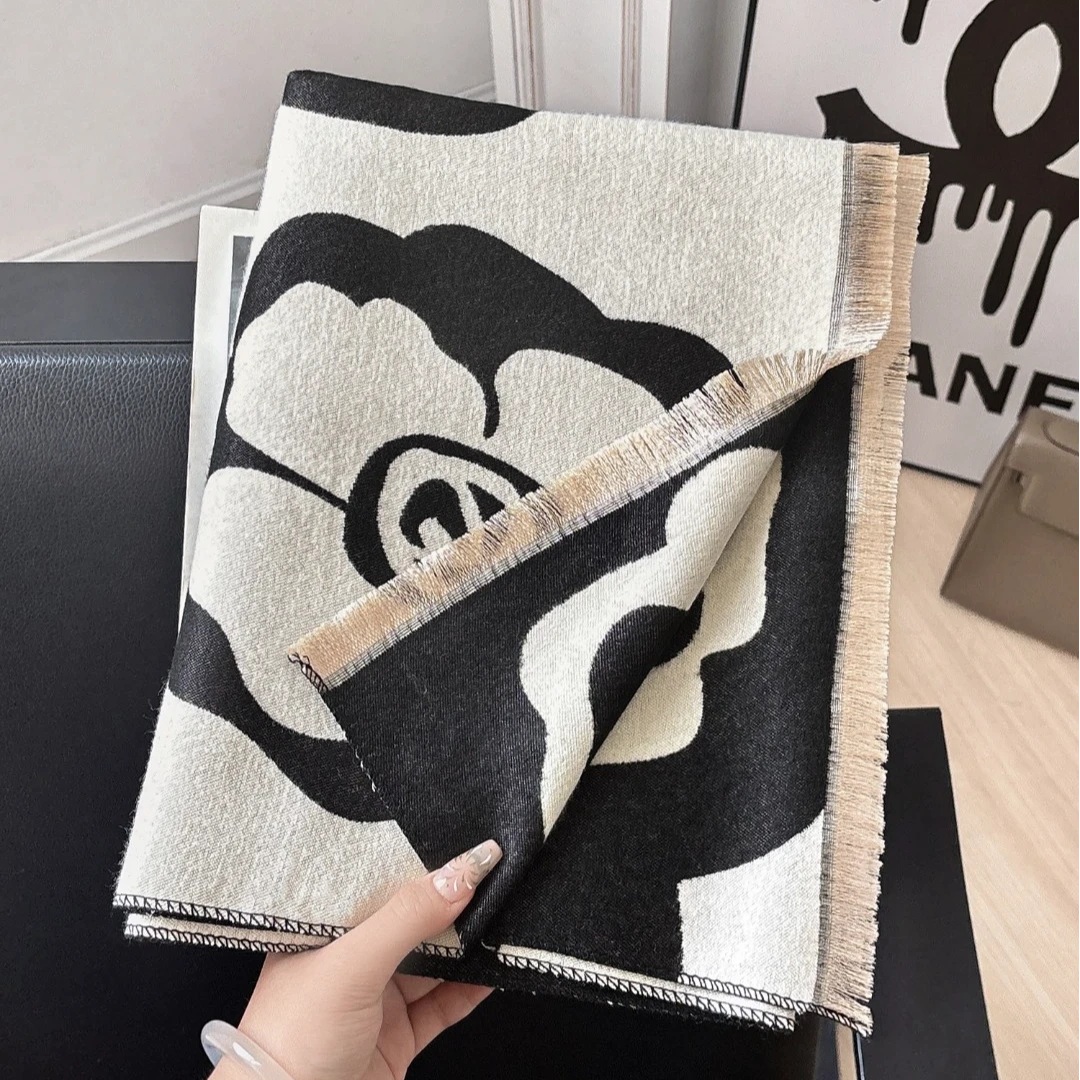 A上海故事2025新款大山茶花双面两用办公室保暖百搭大披肩礼盒