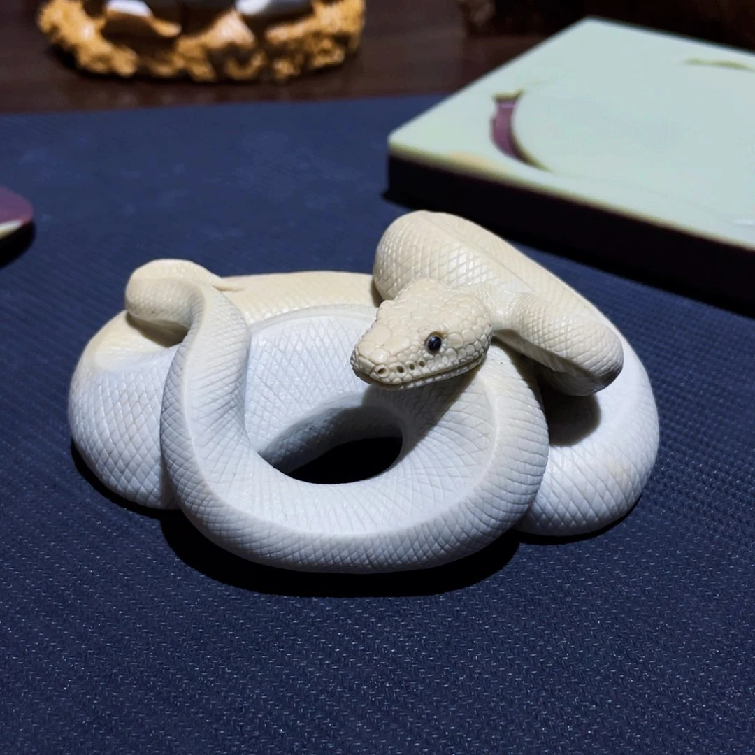 小**?白蛇松花石手工雕刻