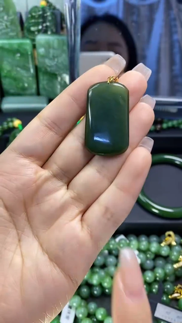 【闪购商品】和田玉(碧玉)挂件18K金镶嵌1