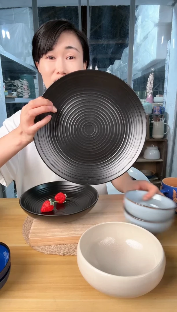 【闪购商品】瓷片10.5英寸螺纹麻点黑大盘微瑕