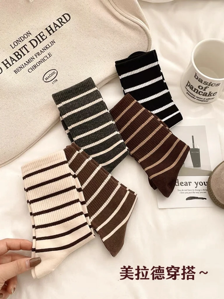 美拉德风条纹袜子女中筒袜棉秋冬网红ins潮日系复古咖色配鲨鱼裤