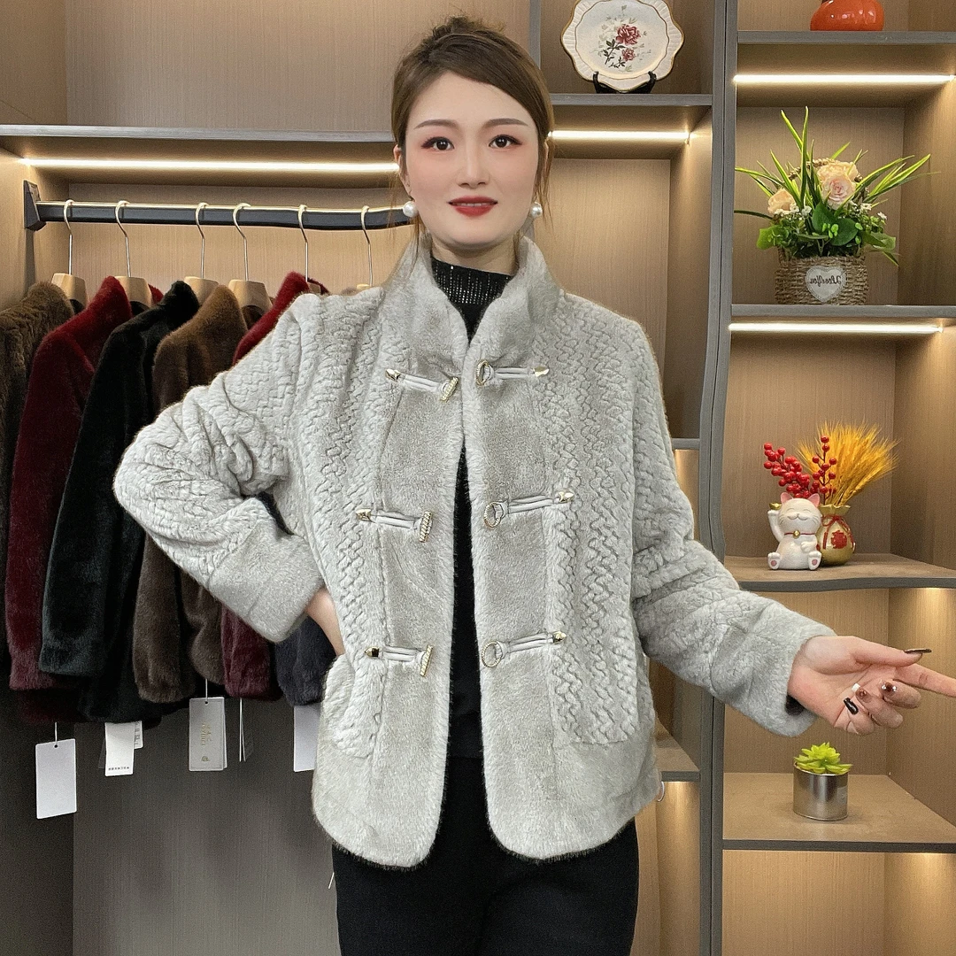 海宁网红皮毛一体2024新款休闲加厚妈妈装时尚百搭中老年大衣外套