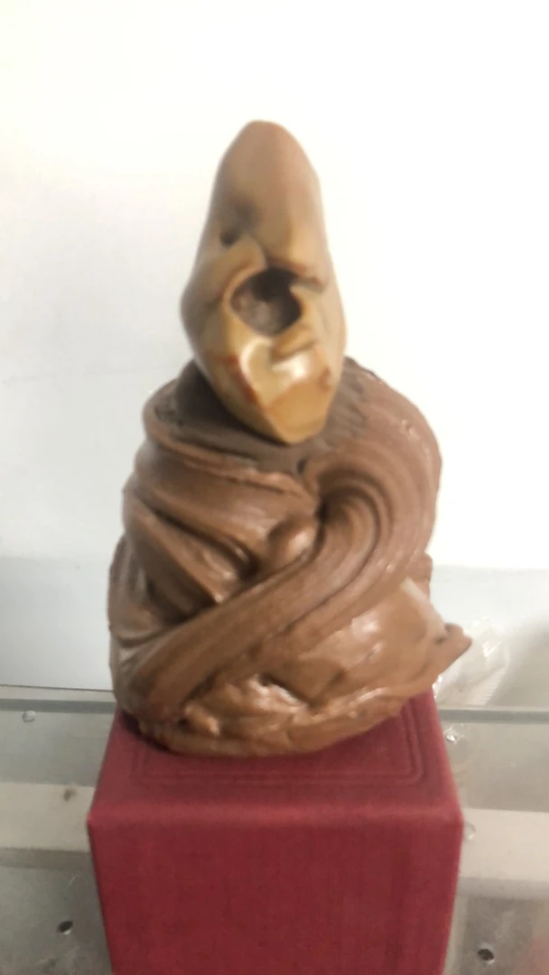 阿拉善戈壁石头像，身体是雕塑软泥捏制