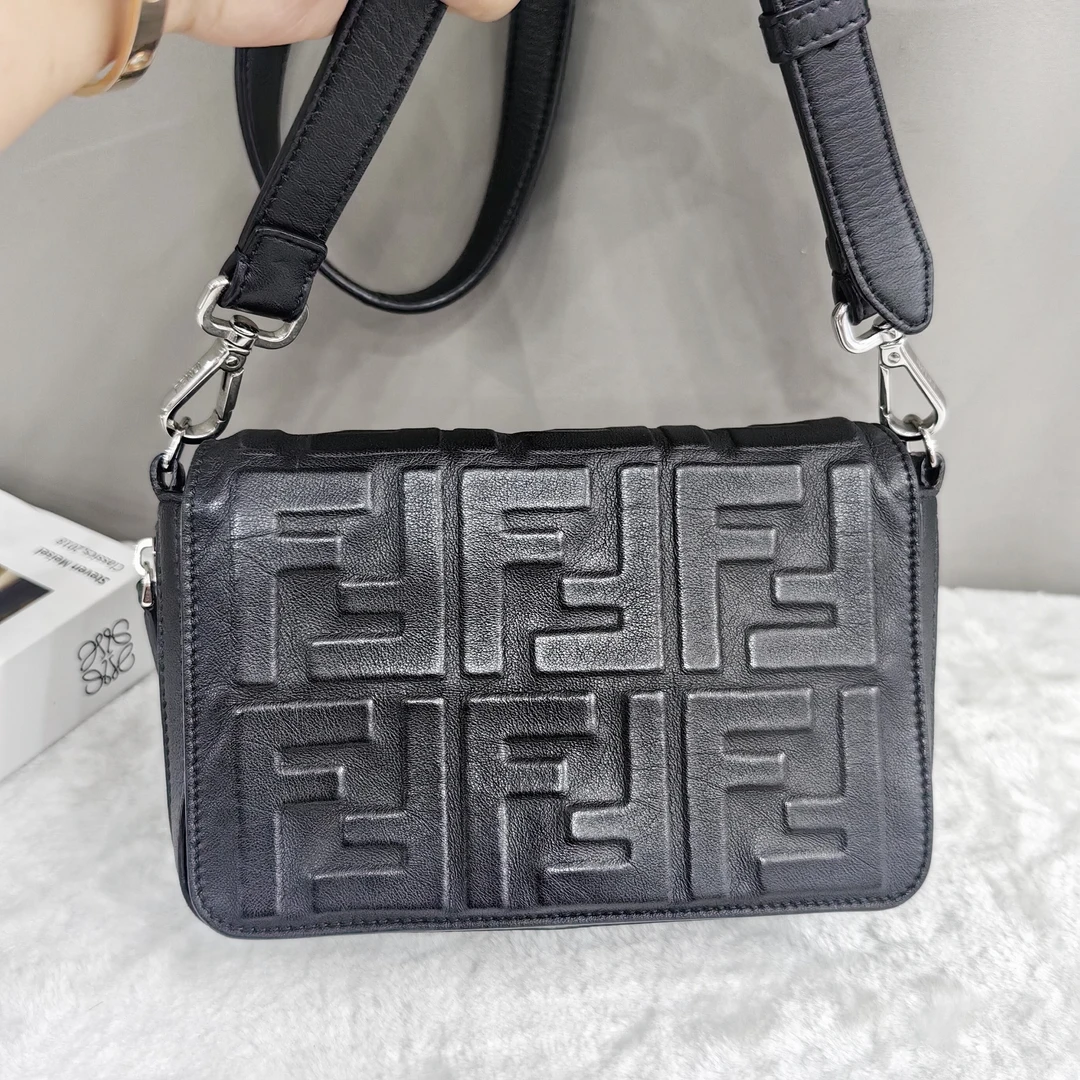 95新 FENDI/芬迪 黑色浮雕老花单肩斜挎包手机包