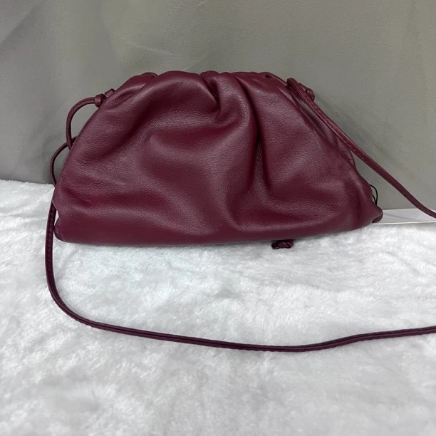 99新 BOTTEGA VENETA/葆蝶家 BVmini 酒红色云朵包斜挎包