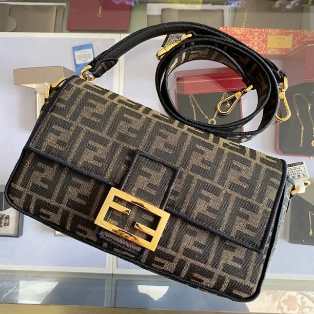 99新 FENDI/芬迪 哈基米/芬迪法棍单间包