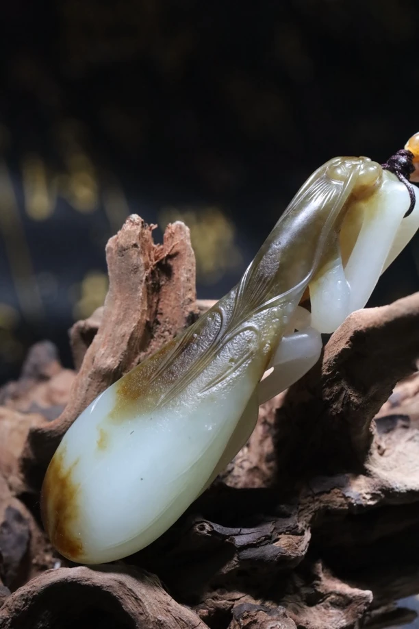 螳螂捕蝉 黄雀在后 天然和田玉螳螂吊坠