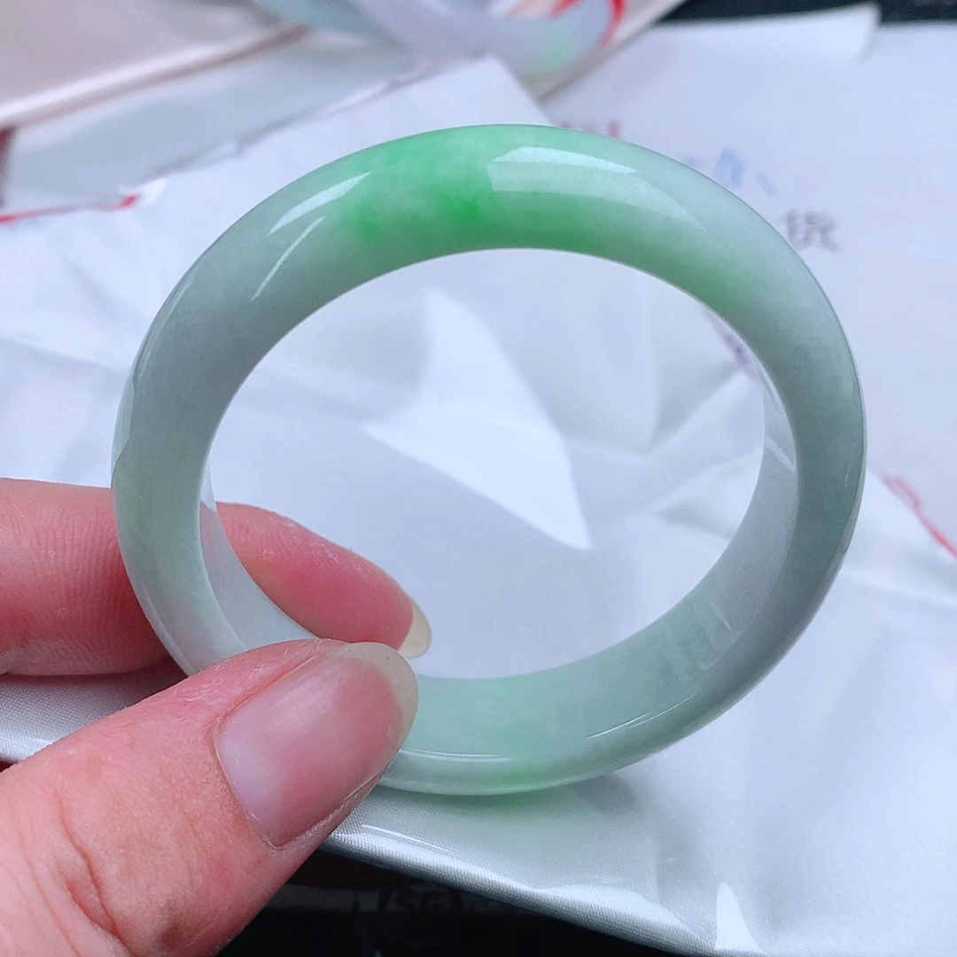 翡翠手镯未镶嵌。。