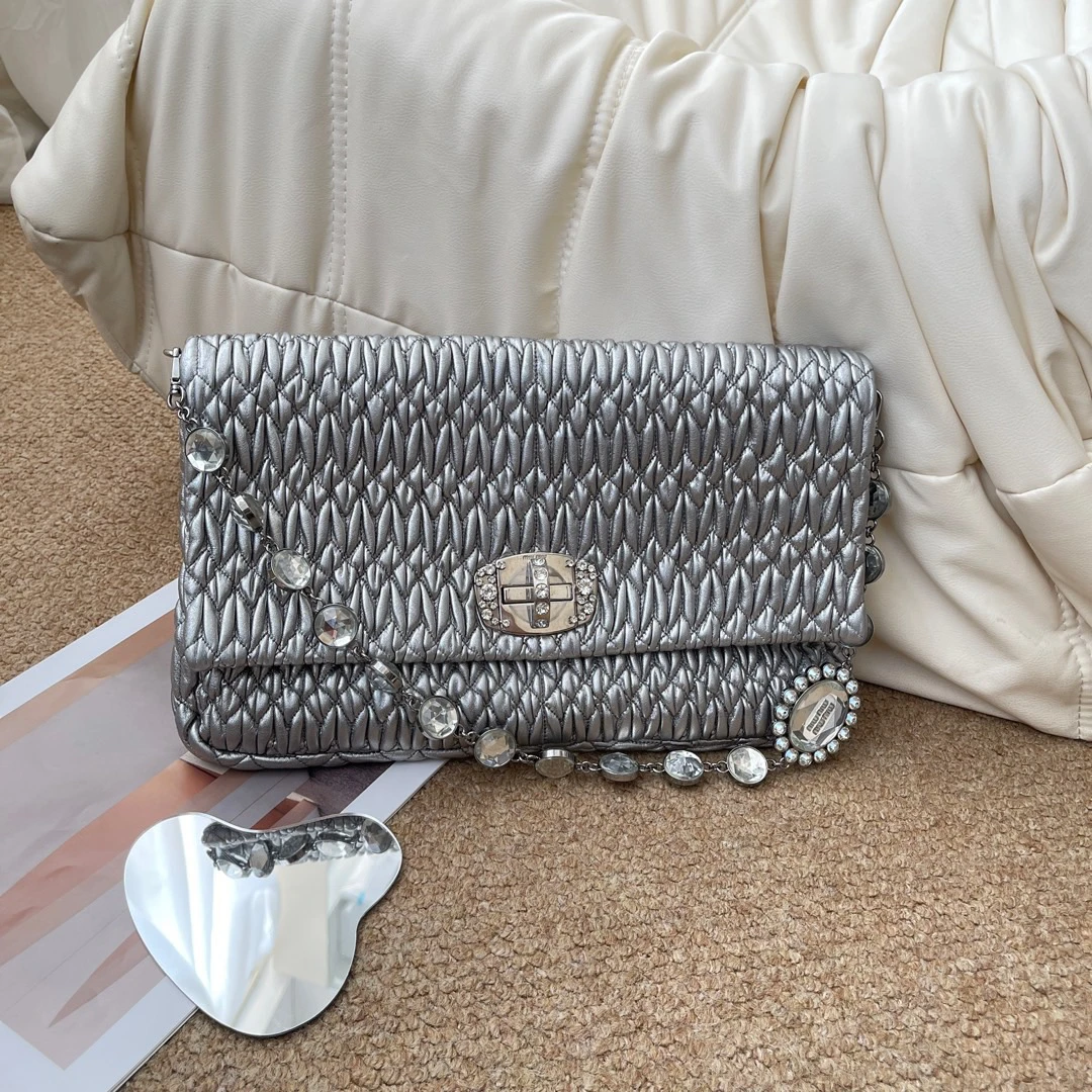 95新  Miumiu 银色褶皱羊皮 宝石链单肩包大号/669230080