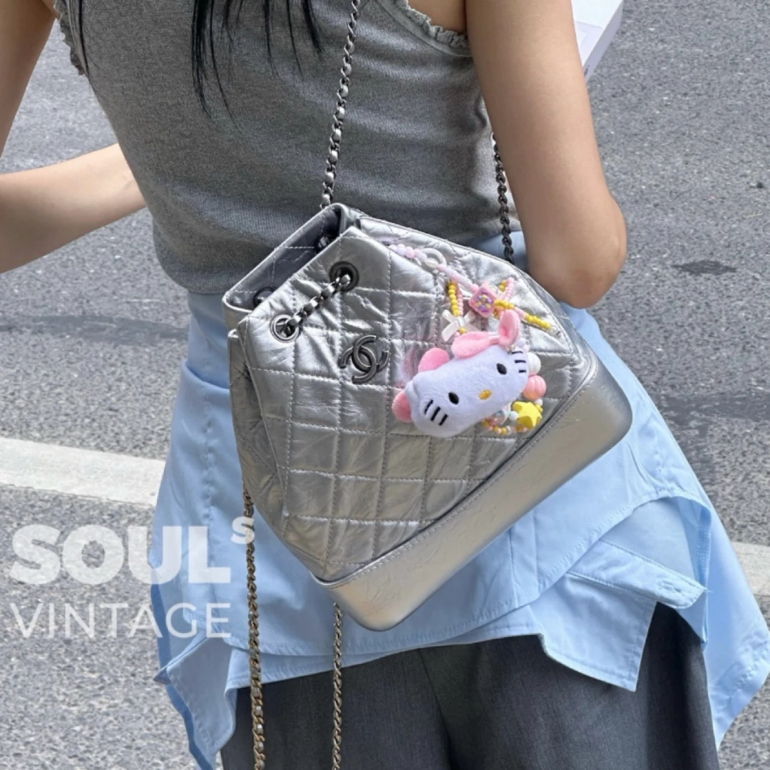 95新 Chanel/香奈儿 太空银 褶皱牛 流浪双肩小号/631351860