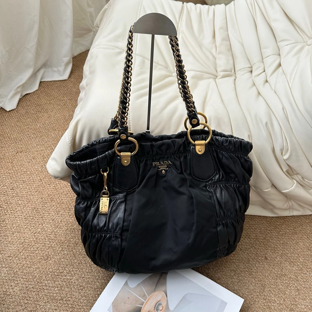 95新 Prada/普拉达 Prada 黑金羊皮拼降落伞粗链条托特/610186157