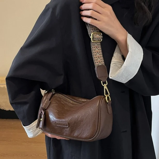 雅丹风复古包包女2025网红时尚单肩洋气潮流斜跨双肩带通勤枕头包