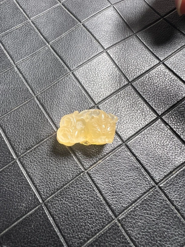 黄龙玉山筋料的貔貅