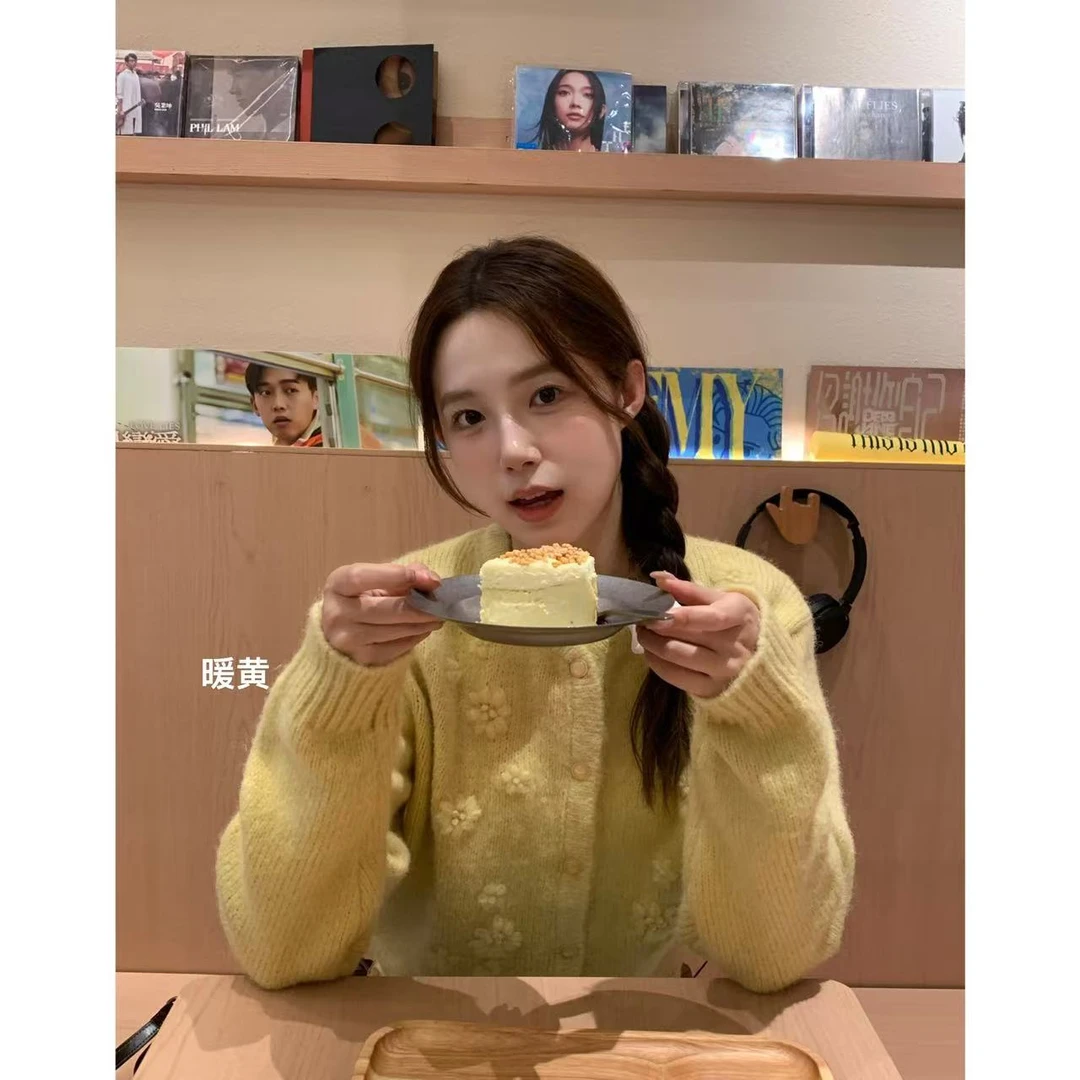 韩系温柔重工立体花花毛衣开衫7118