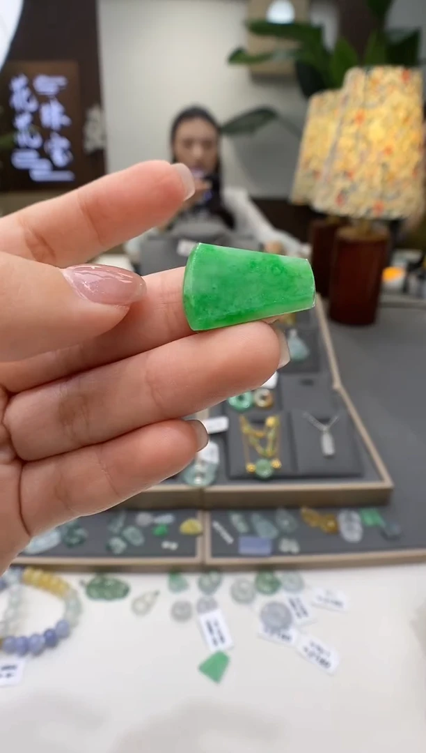【闪购商品】翡翠颈饰未镶嵌无事牌
