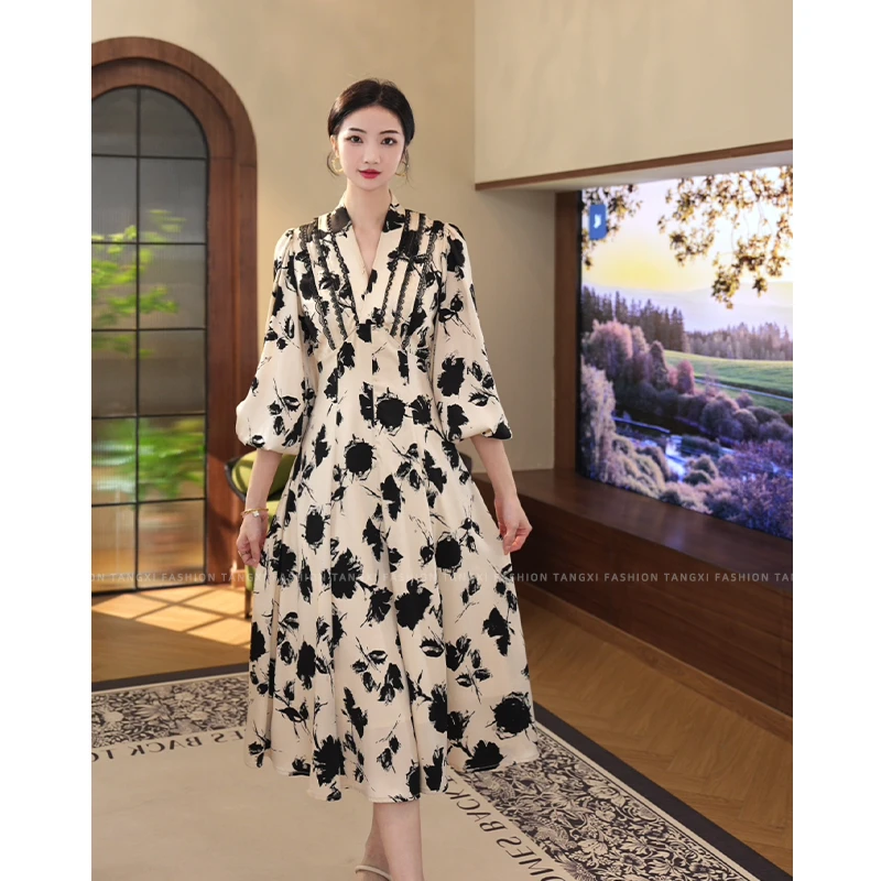 现货2025秋季新款【1638】气质小众V领灯笼袖设计感褶皱显瘦连衣裙