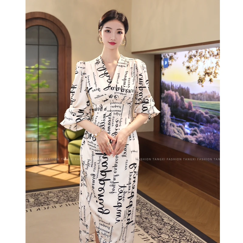 现货2025秋季新款【1704】法式气质小众轻奢女装设计感V领连衣裙子