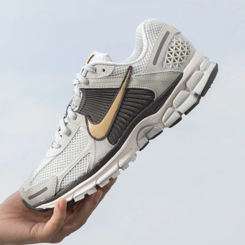 NIKE耐克女鞋跑步鞋子ZOOM VOMERO5休闲鞋户外运动鞋女HM9657-001
