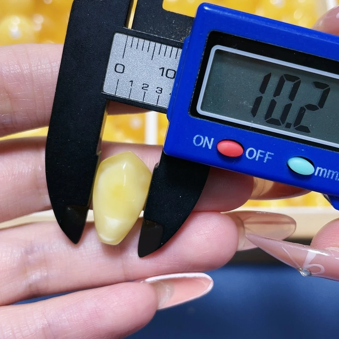 琥珀裸石未镶嵌成品