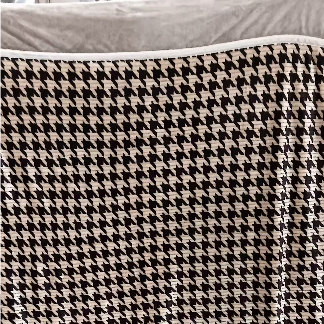 黑色千鸟格2.0*2.3米双面牛奶绒被子