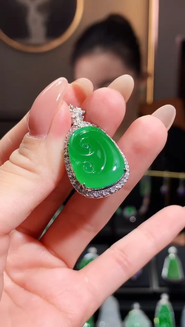 【闪购商品】翡翠吊坠(不含链)18K金镶嵌如意