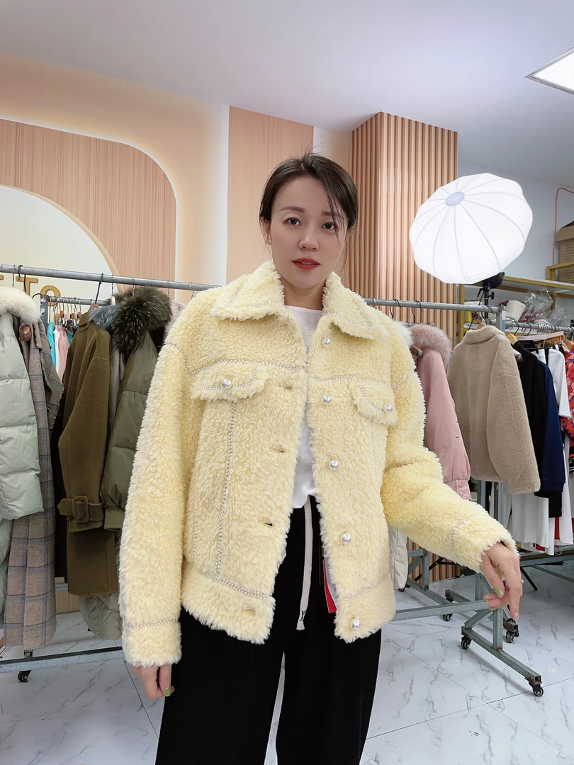 鲁家 鹅黄色复古时尚翻领钉珠羊羔毛外套 09917