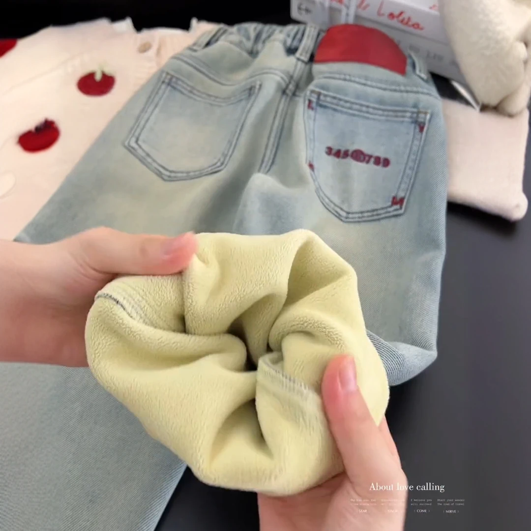 女童中大童装浅蓝色牛仔裤冬季2025加绒复古水洗贴标阔腿牛仔裤