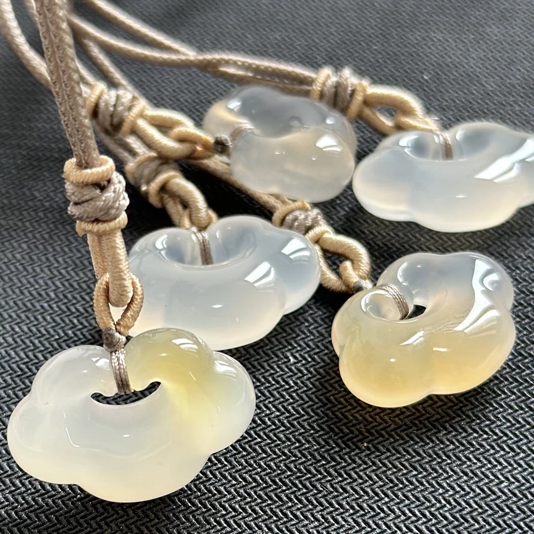 天然玉髓祥云锁高冰吊坠