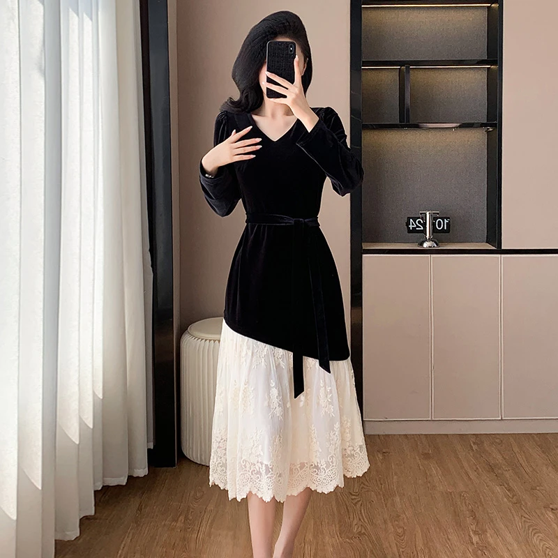 法式气质蕾丝拼接连衣裙女秋冬新款设计感轻奢通勤丝绒中长打底裙