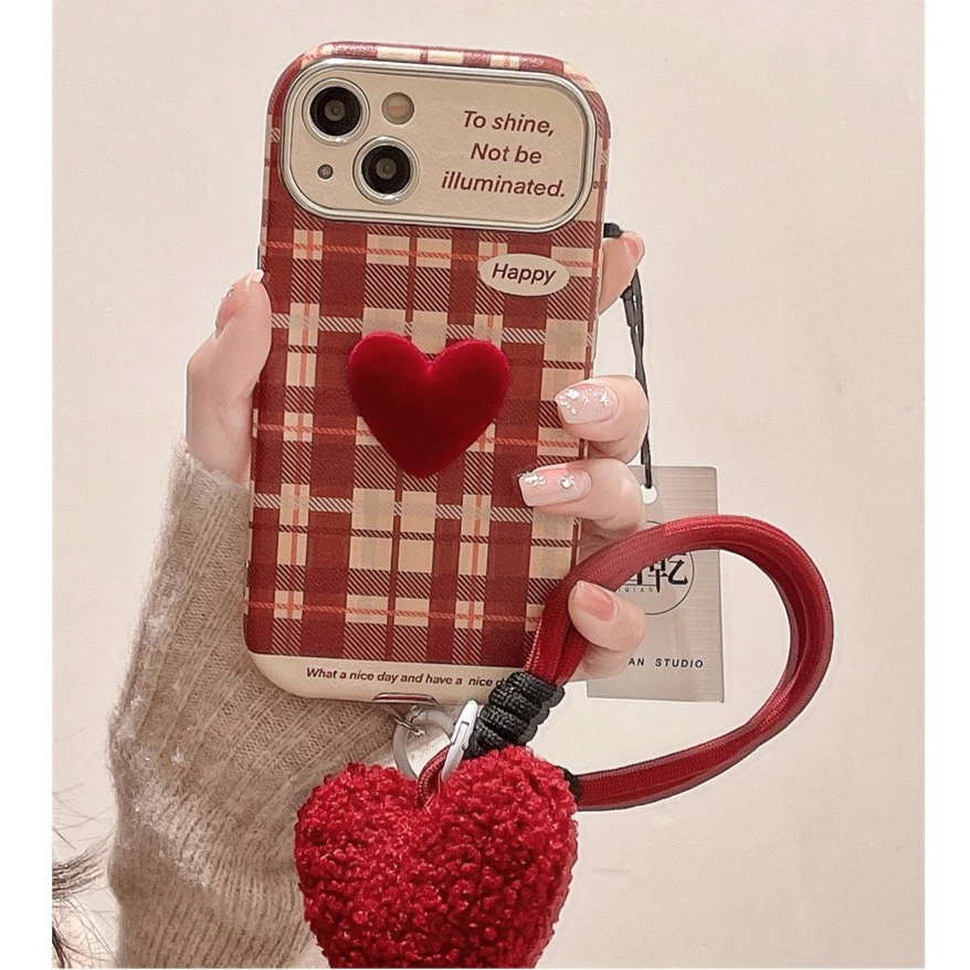 红色格纹爱心毛绒挂绳iPhone15大视窗手机壳苹果14/13promax女12