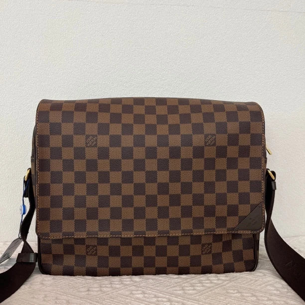 99新 LouisVuitton/路易威登 4986/时尚棕棋盘格中号邮差包