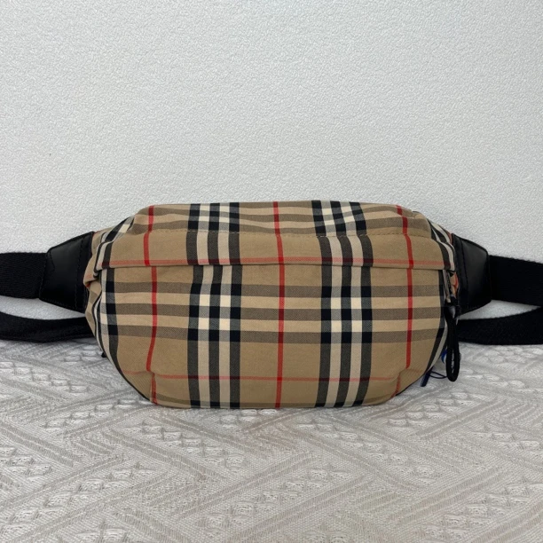 99新 BURBERRY/博柏利 98新/3930/3711时尚条格纹胸包/腰包
