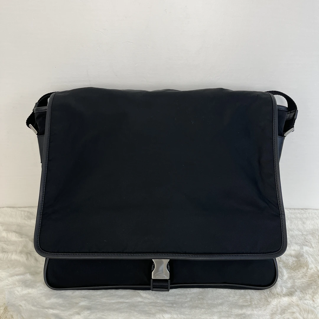 95新 Prada/普拉达 8856/黑色尼龙单扣斜挎包
