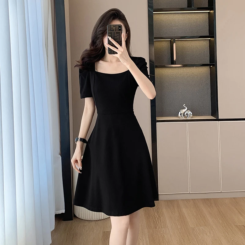 方领连衣裙气质名媛法式赫本风小黑裙2024收腰修身a字裙夏小个子
