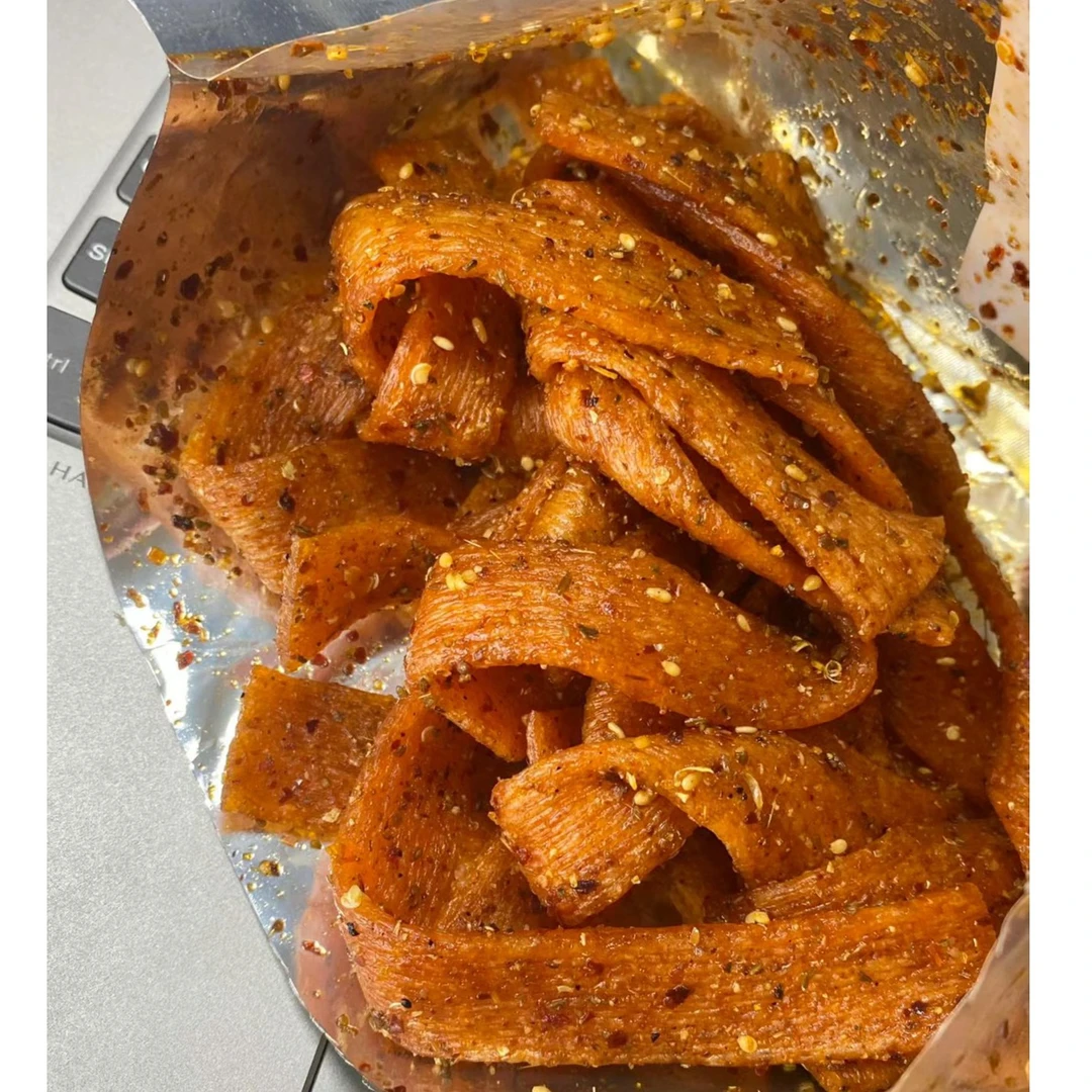 陕西手工制作辣条现做现发解馋小零食零售都可以吃的辣条
