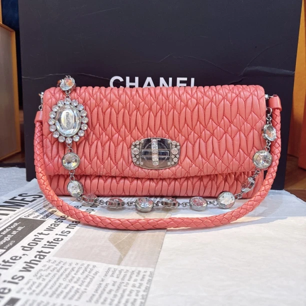 95新 MIU MIU/缪缪 miumiu皮粉色钻扣包24050114-01
