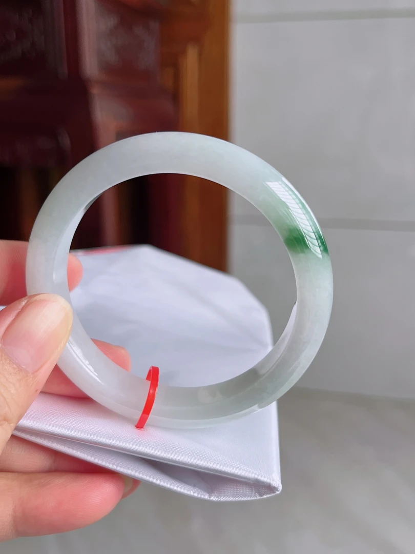 55-56圈冰润飘绿翡翠手镯飘花玉镯精美平安镯