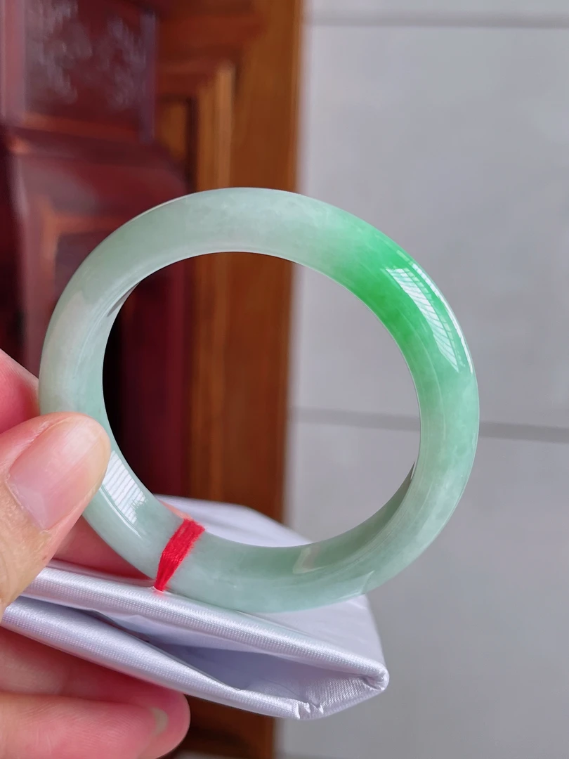 51-52圈飘阳绿翡翠手镯时尚飘绿少女平安镯