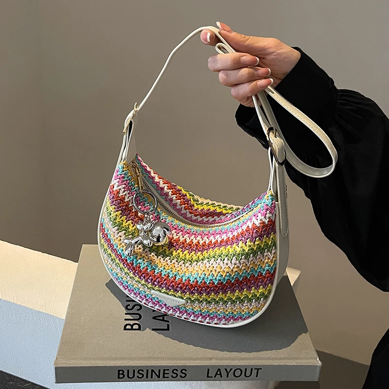 时尚女包2024新款潮流百搭休闲斜挎包撞色彩虹草编通勤简约饺子包