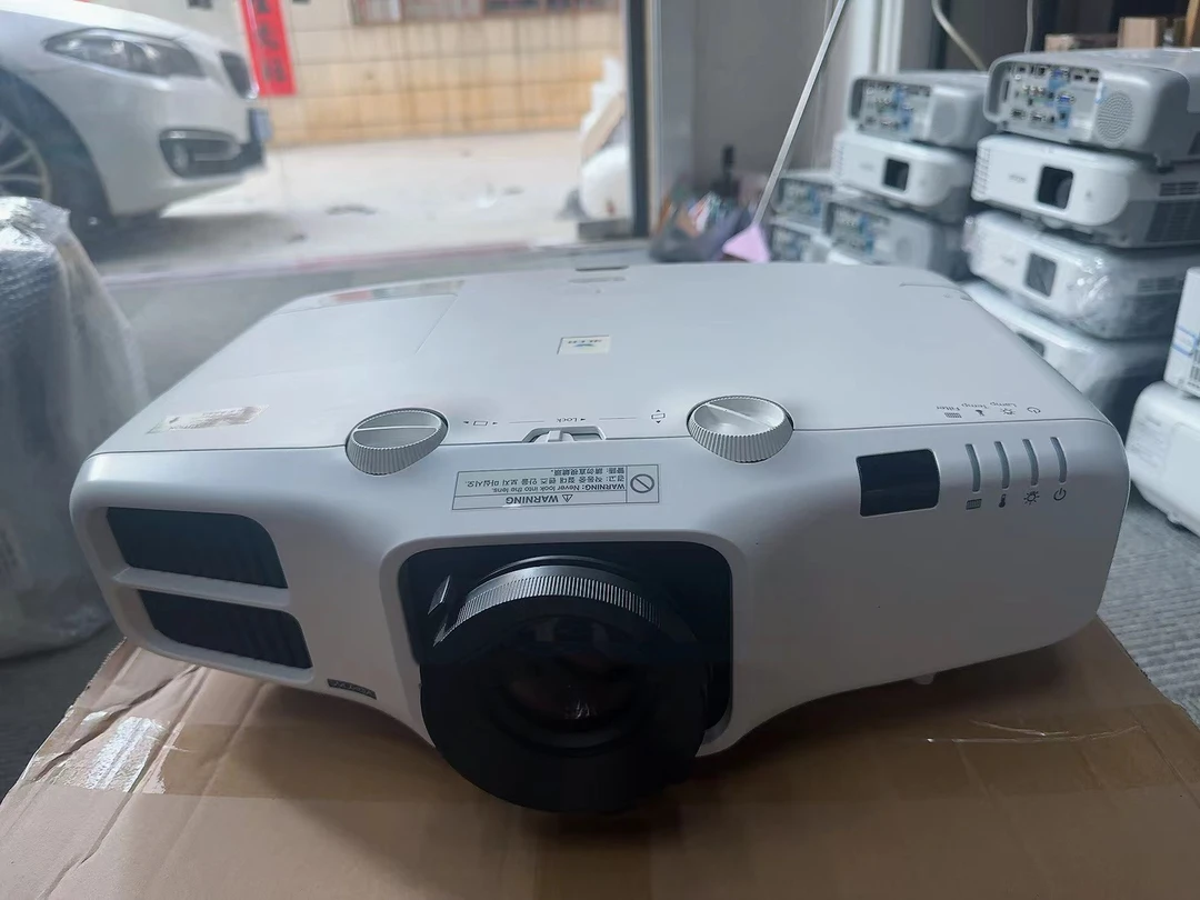 白天直投高清高亮工程家用投影机4500iso流明1080P分辨率电影配件