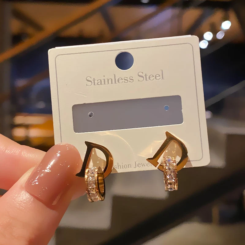 卡帝臣 钛钢耳饰 韩版简约耳钉女精致字母DO锆石网红同款耳环气质