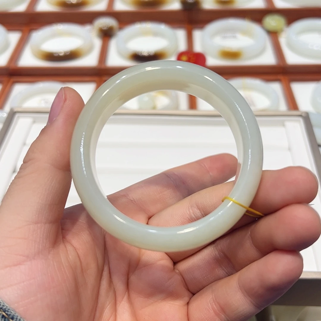 和田玉手镯未镶嵌我****饭暖白