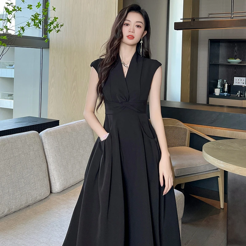 9616 2024新款女装优雅气质V领扭结收腰赫本风长款口袋连衣裙