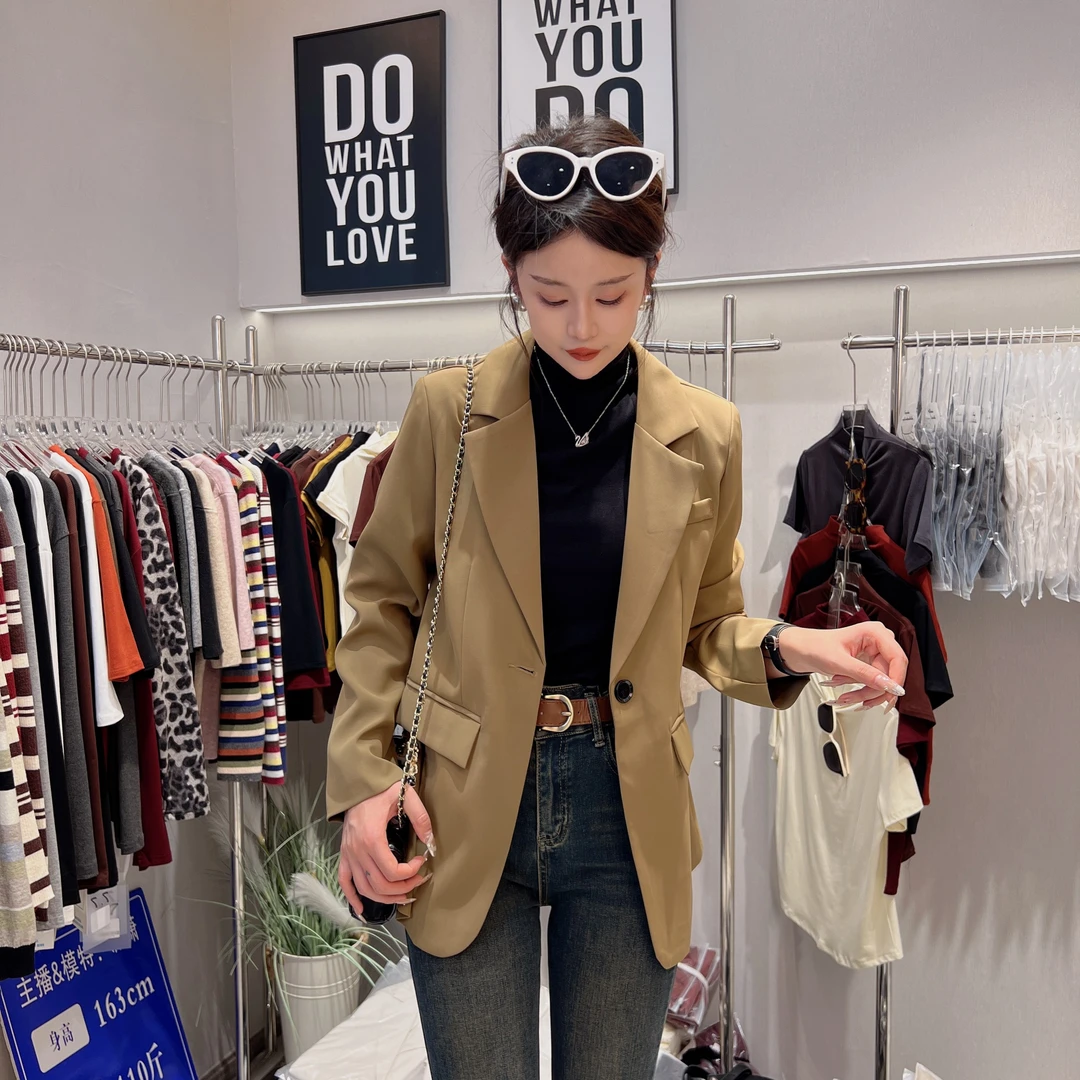 2025春季新款，后背开叉西服上衣  23D909