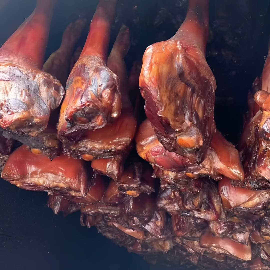 腊猪脚，熏的很干，买腊猪脚送香肠