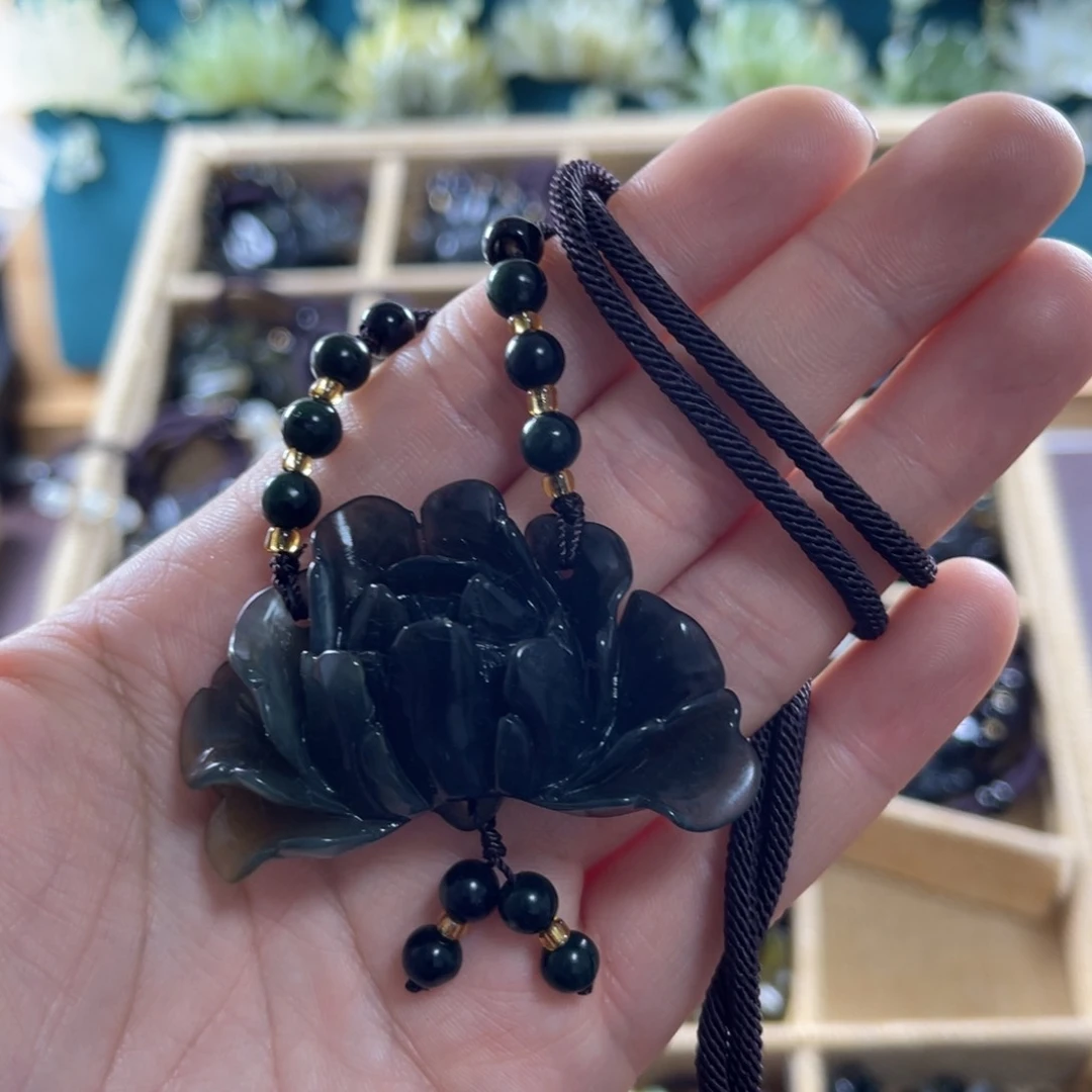 蛇纹石玉颈饰合金