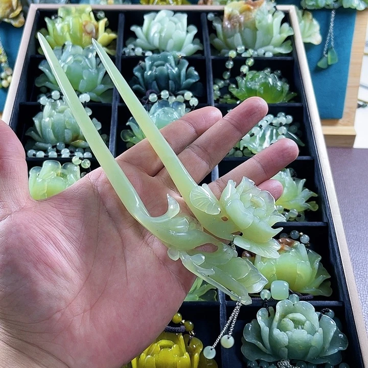 蛇纹石玉颈饰合金玩****)
